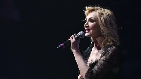 За улыбкой певицы — годы семейных бурь.