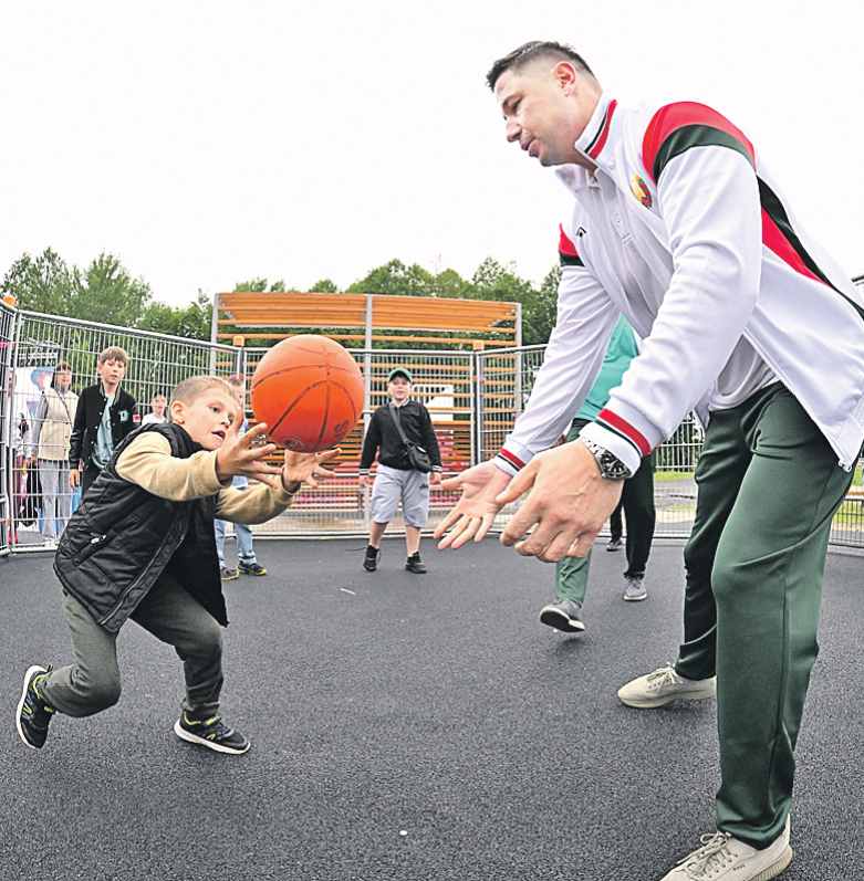 Первый урок мастерства от бывалого динамовца Александра Богдановича Фото: БелТА