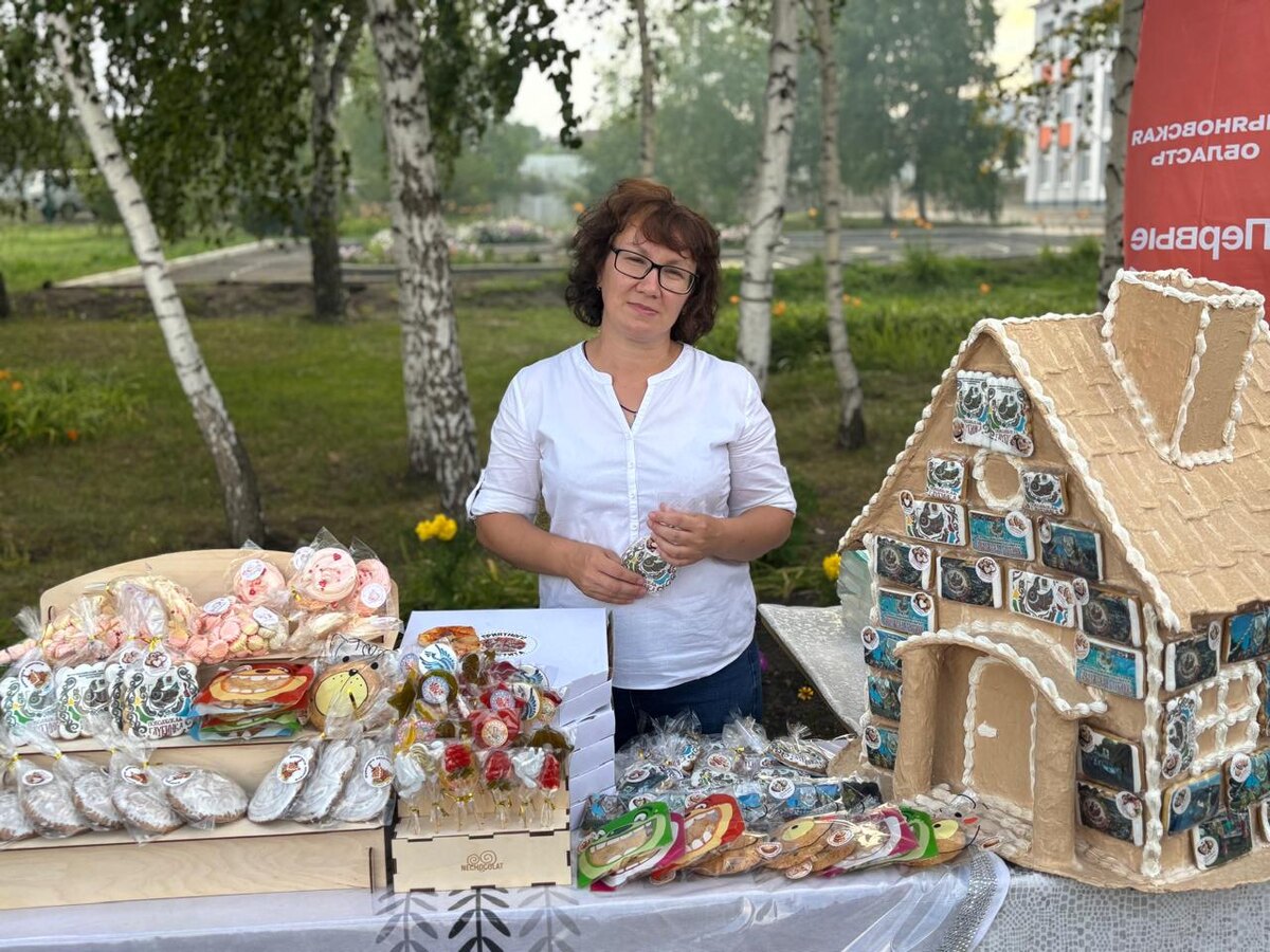 Это я на мой первой ярмарке. Она не принесла мне прибыли, но доставила неимоверное удовольствие. Обязательно буду снова участвовать)))