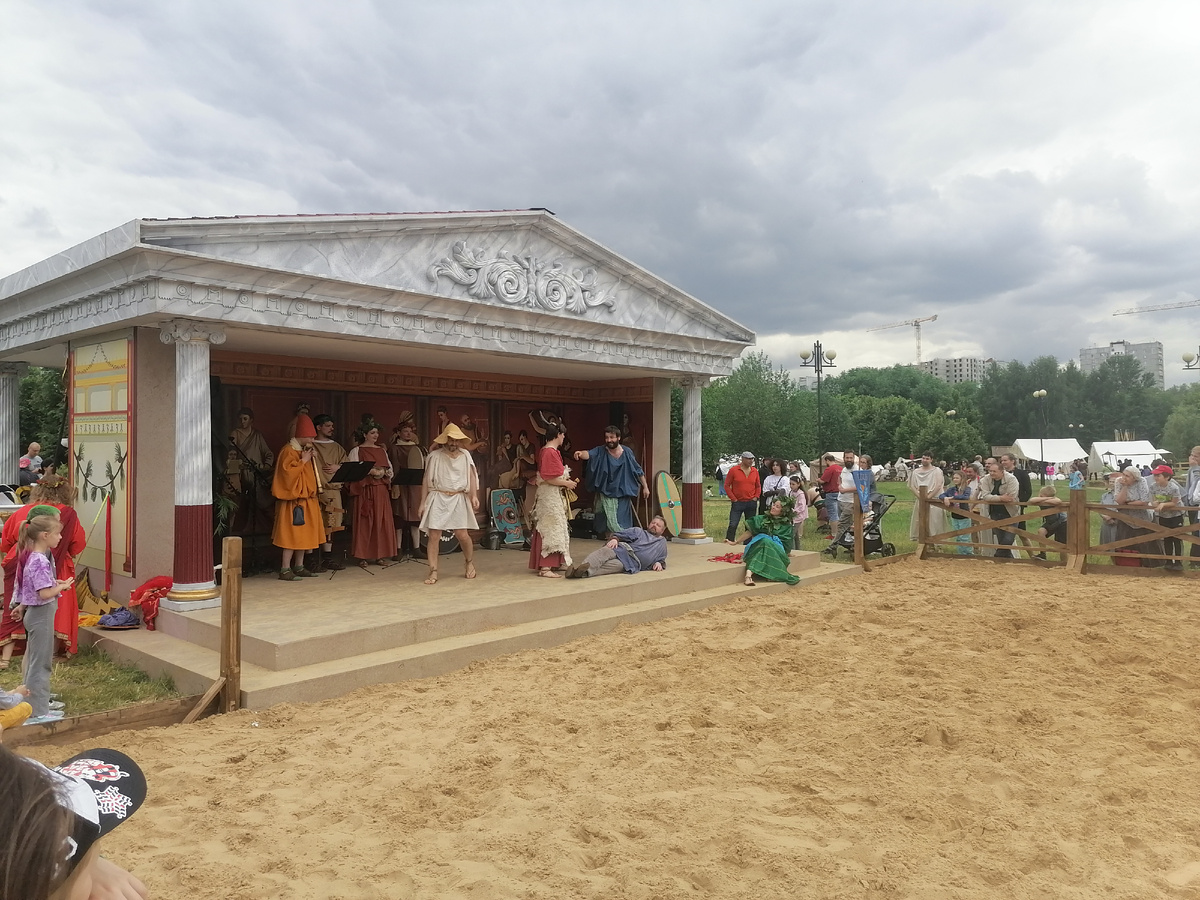 Древнеримский театр. Пан с рогами в центре. Фото - Олег Душин (блог Друг Истории)