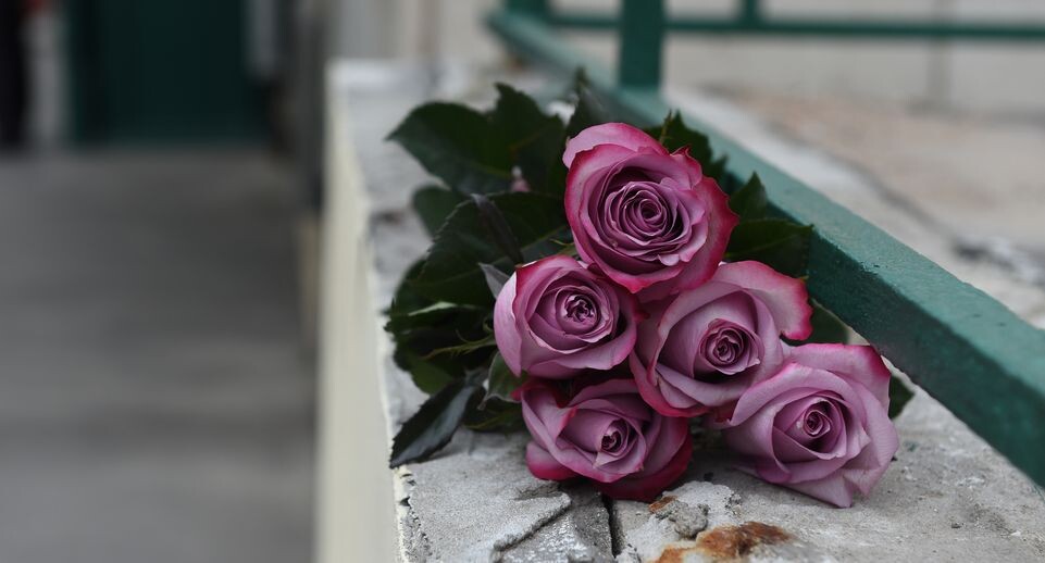    Москвичи несут цветы к британскому посольству в память о погибших в Лондоне / Медиасток.рф