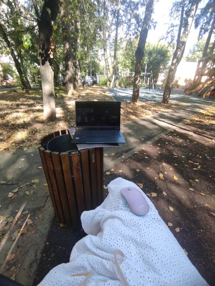 Встреча с коллегами, у Насти занятия. А я хочу чтобы меня лучше было видно) 