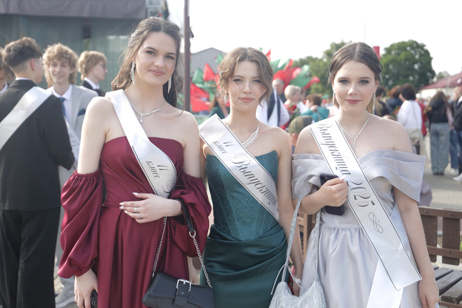     Медали, благодарности, улыбки и слезы. Как в Копыле прошел выпускной