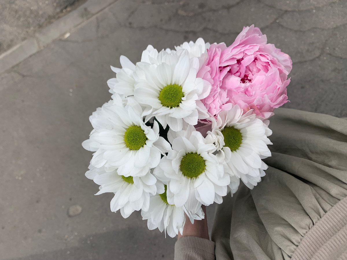 Вот такой букетик составили с флористом.