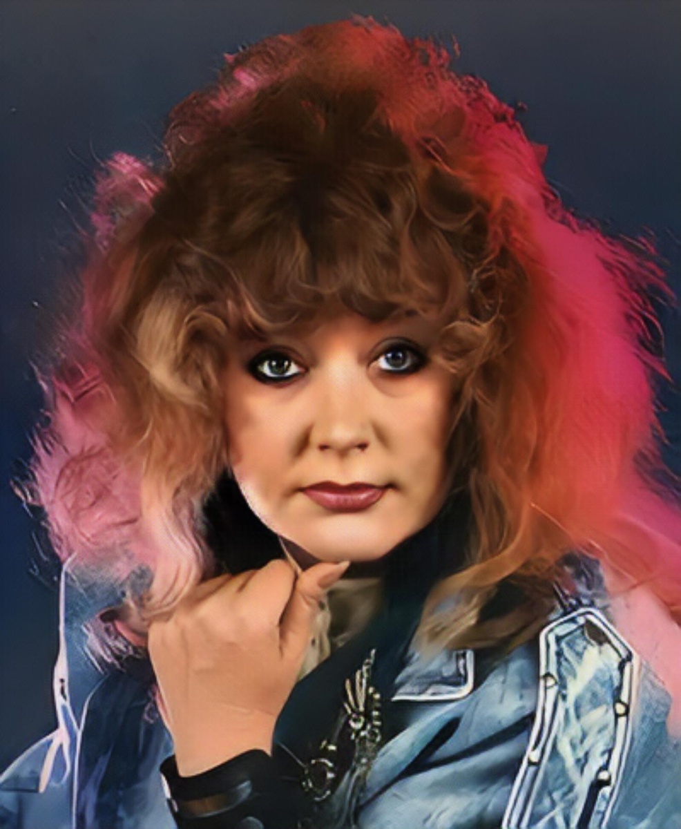 Эта песня — настоящий антидепрессант, который можно петь в любой ситуации: будь то вечер в компании друзей или одинокие размышления в тишине. В ней скрыто что-то щемящее, но не пафосное, что передает настоящую любовь к человеку. Это песня о том, как душа летит на зов, но объяснить это чувство невозможно.


4. "Ты на свете есть"