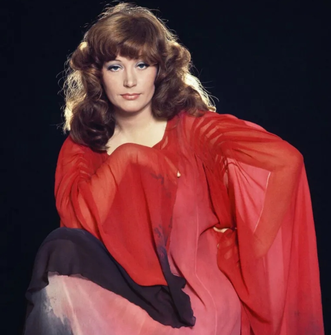 Слова Леонида Дербенева и музыка Михаила Минкова создали песню, ставшую символом безусловной любви. Она о том, как можно пройти по краешку судьбы, не поднимая глаз, и при этом не просить ничего для себя. Это гимн любви, которая не требует ничего взамен.

3. "Арлекино"