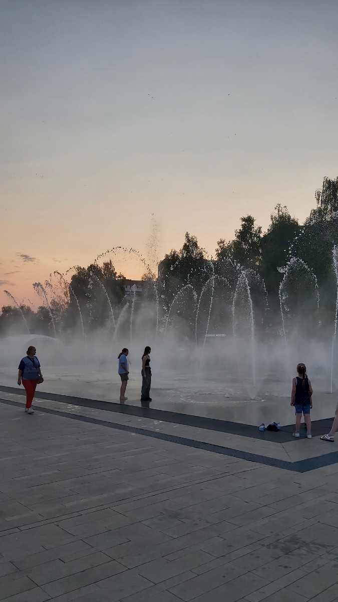 Фонтаны на ЦП. Я называю их: фонтаны для тех, у кого отключили горячую воду. Потому что днём там толпы детей, буквально давка))). Бесплатный атракцион!