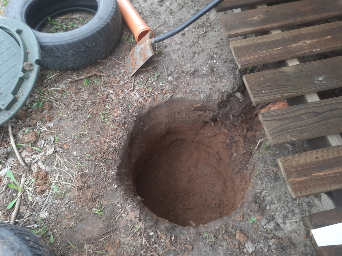 Яма для слива воды.