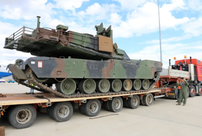 Глиняные ноги западного колосса. /Фото: aftershock.news.