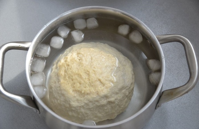 Охладите тесто в холодной воде. / Фото: povar.ru