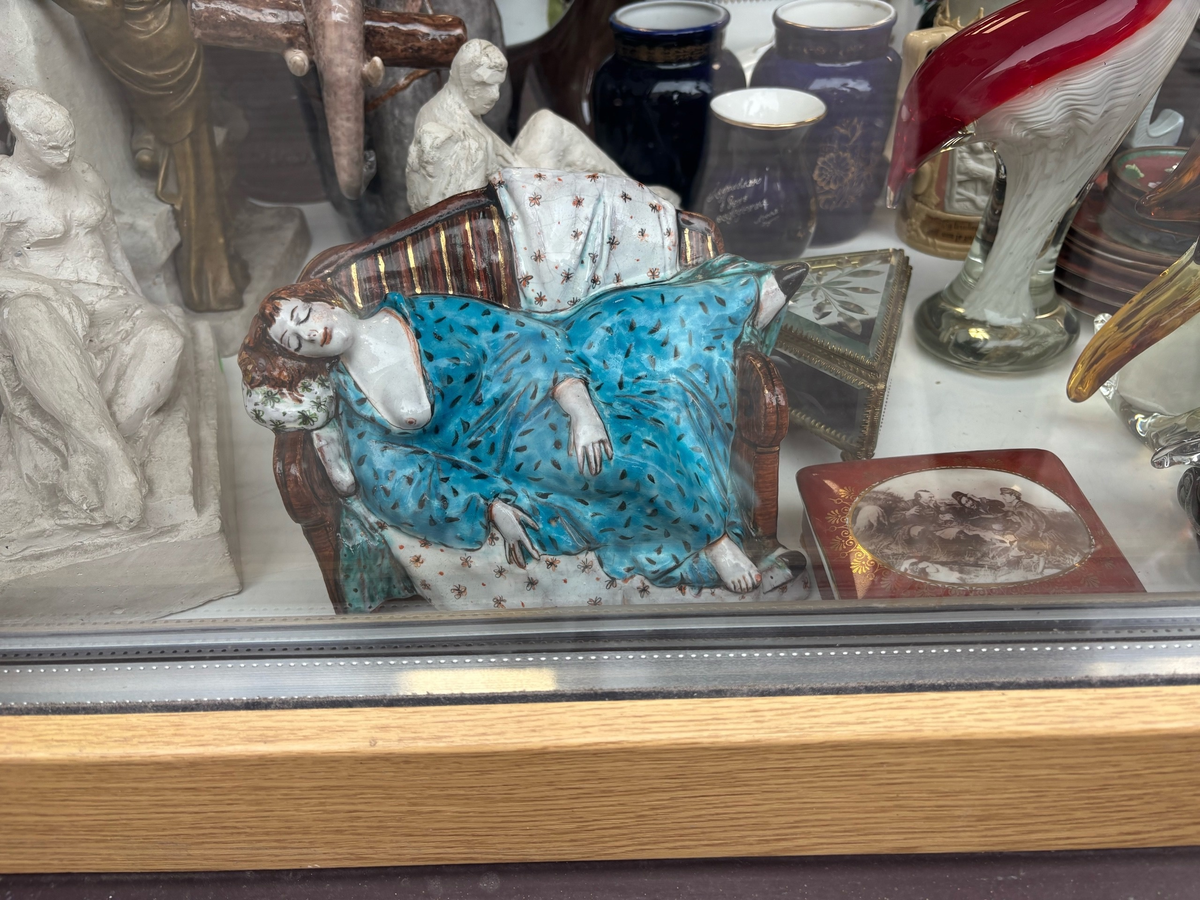 фото из антикварной лавки по улице Жуковского в Санкт-Петербурге