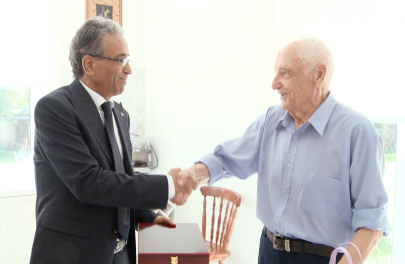 На фото: Советник Посольства Палестины в России поэт Абдулла Исса вручает поэту Валентину Сорокину награду «за особый вклад в развитие мировой современной поэзии, обогащение культуры идеалами гуманизма и за стойкую поддержку законных прав палестинского народа в его справедливой борьбе»