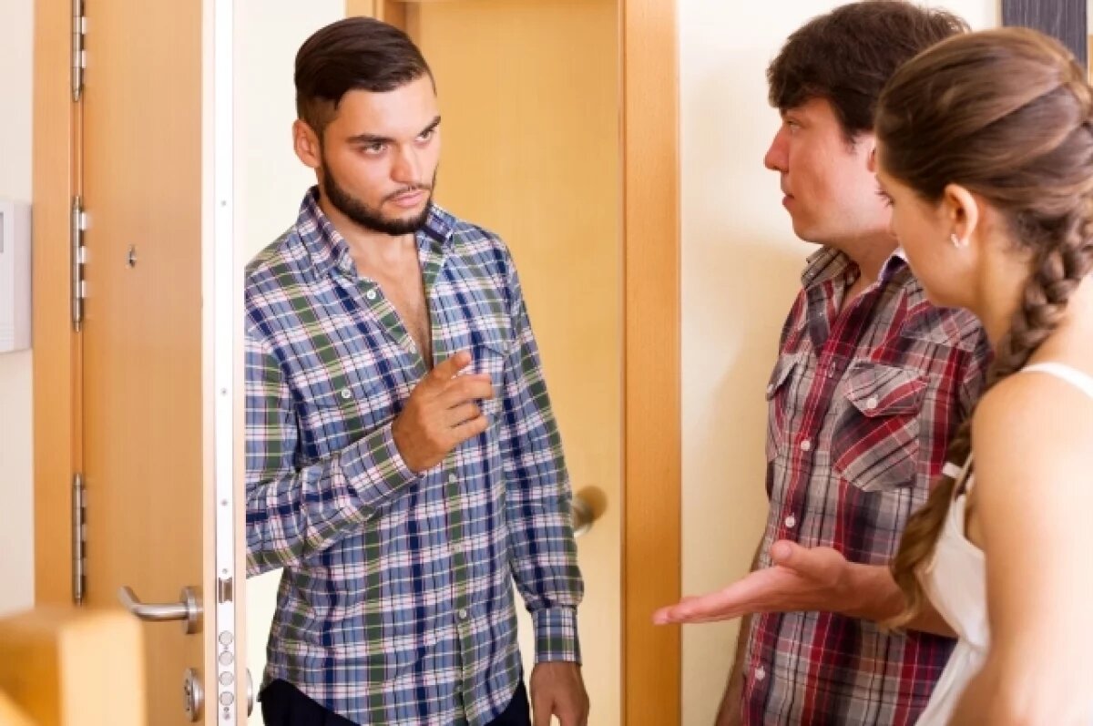    Если быстро разрешить конфликт с соседями не получается, надо обращаться в полицию.