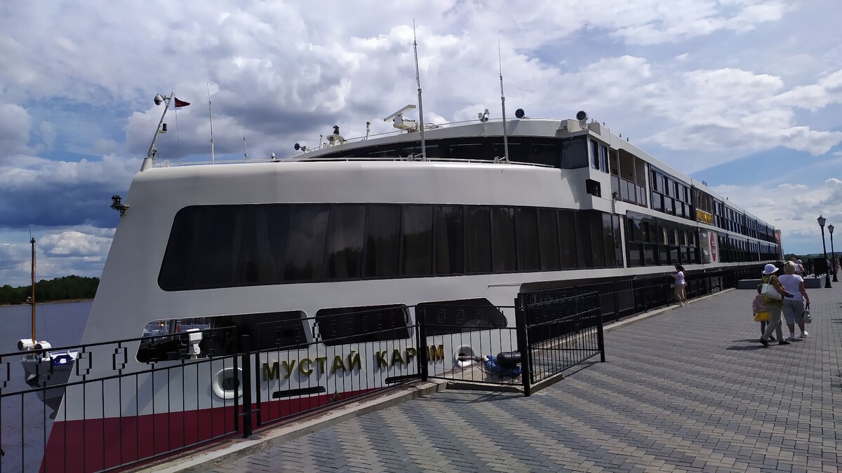 Момент прибытия: футуристичный дизайн «Мустая Карима» вблизи. Именно с этой точки на набережной начинается предвкушение большого путешествия.
