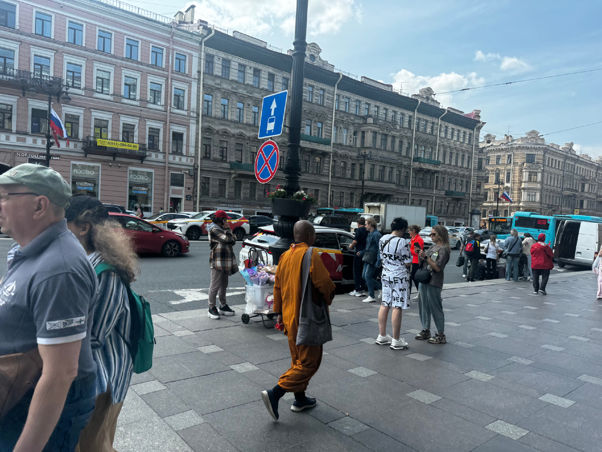 Вот он у Восстания в оранжевом костюме с браслетами