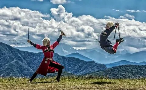 Фото: Кавказская шашка — неотъемлемая часть мужского традиционного костюма.