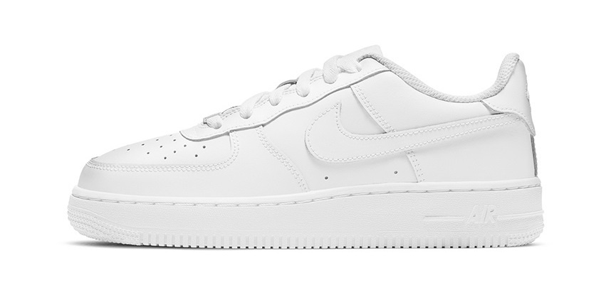 Nike Air Force 1 (114 моделей с большими размерами). Самая классическая серия кроссовок от Nike. Модель Air Force 1 появилась более 40 лет назад и с тех пор вышла далеко за рамки спорта. Изначально разработана была в 1982 году для баскетбола, позже полностью перевернула взгляд на применение спортивной обуви: они оказались очень удачными для улицы.
Nike существенно модернизировал технологии, но не отступил от классического дизайна, предполагающего самое разнообразное применение Air Force 1. Модель выходит в трех вариантах: низкая, средняя и высокая. Всего существует сотни (если не тысячи) моделей этих кроссовок.