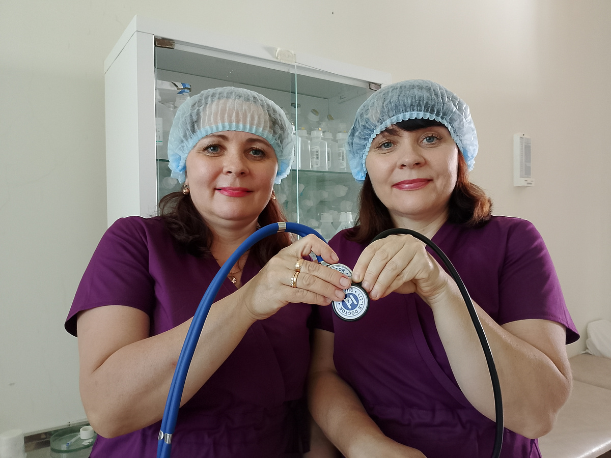 У них и сердце будто одно на двоих - большое, доброе, боевое. На фото - постовые медсёстры терапевтического отделения Мамонтовской центральной районной больницы Марина Пашко и Ирина Фриц.