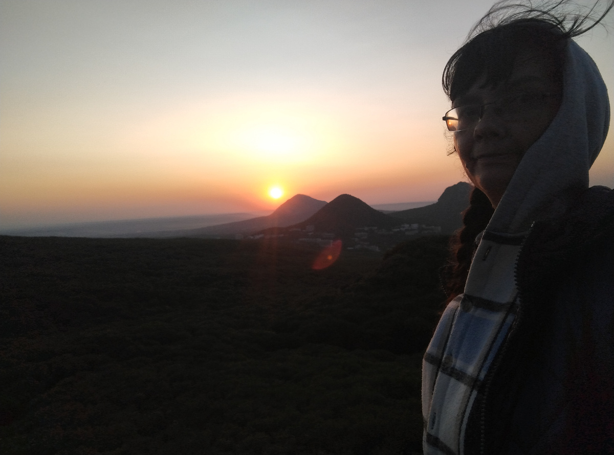 Я тут выгляжу совсем неэстетично, зато солнце отражается в моих очках. Правда на сэлфи вид перевернут, там где право - лево и наоборот 