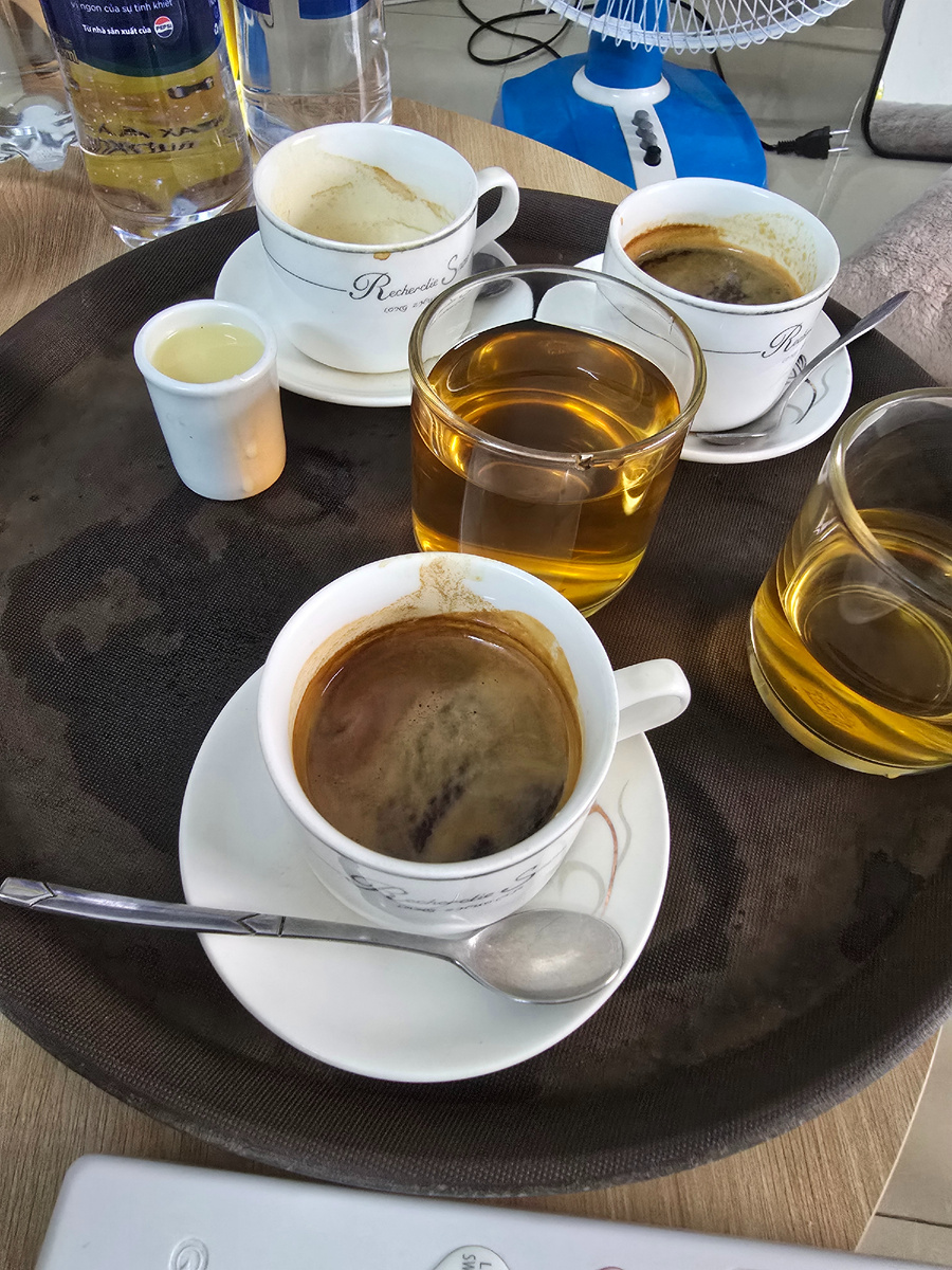 Разнос с кофе, который нам принесли