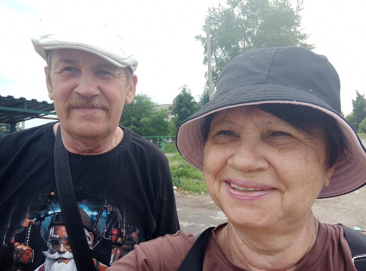 Это бабушка Вера со своим мужем Андреем Алексеевичем пошли на прогулку,пока комаров мало.