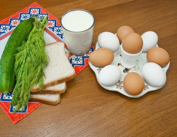 Яйцо, огурец, горошек и вдохновение: салат "Простушка" готовится всего за несколько минут