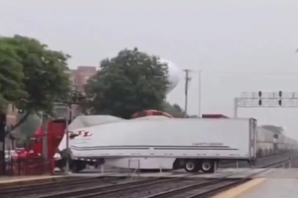    ABC: в США поезд на несколько метров протащил грузовик и повредил вокзал