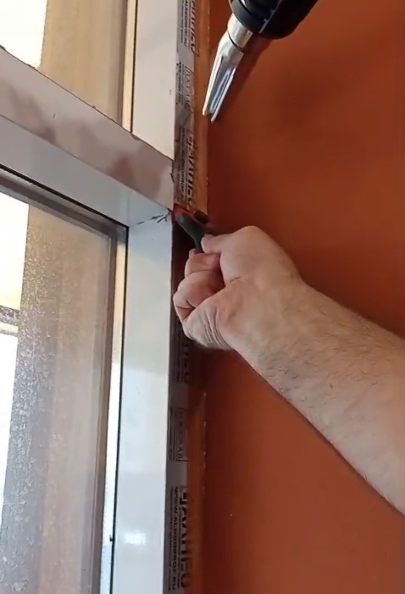 Удалить засохшую защиту с окна 