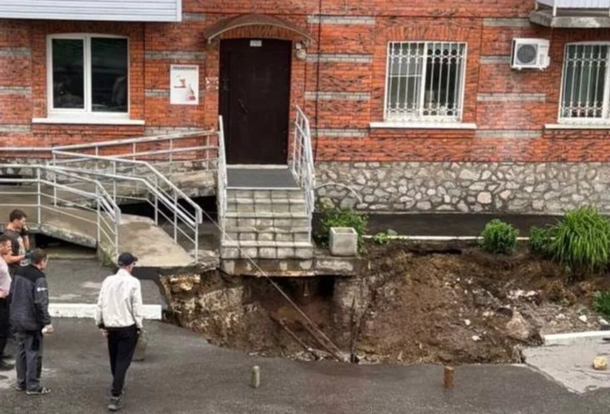    Огромная впадина образовалась возле дома в Хабаровске и заперла жильцов