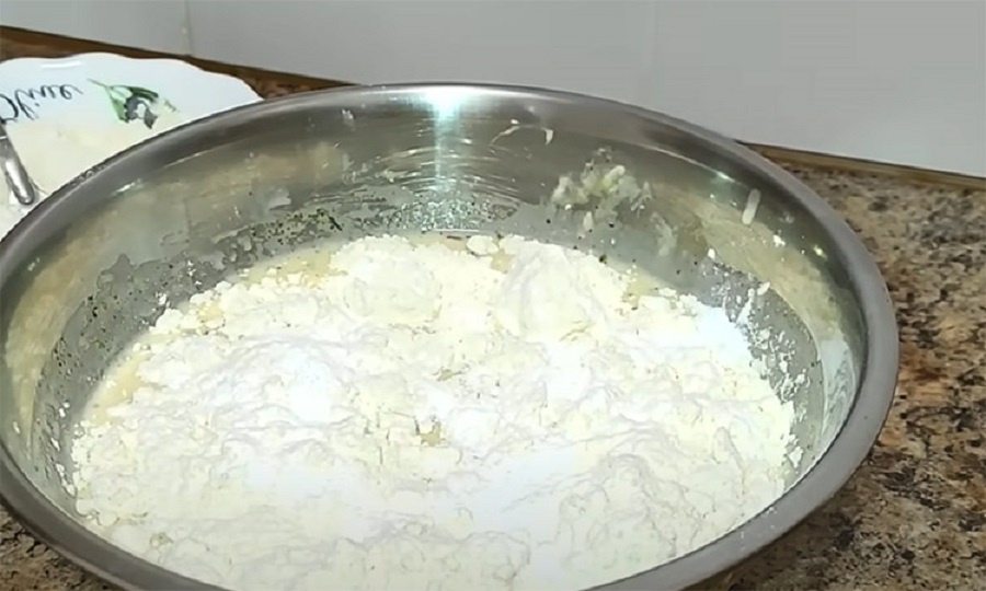 Пицца на сковороде: быстрый семейный пирог без духовки с ароматной начинкой