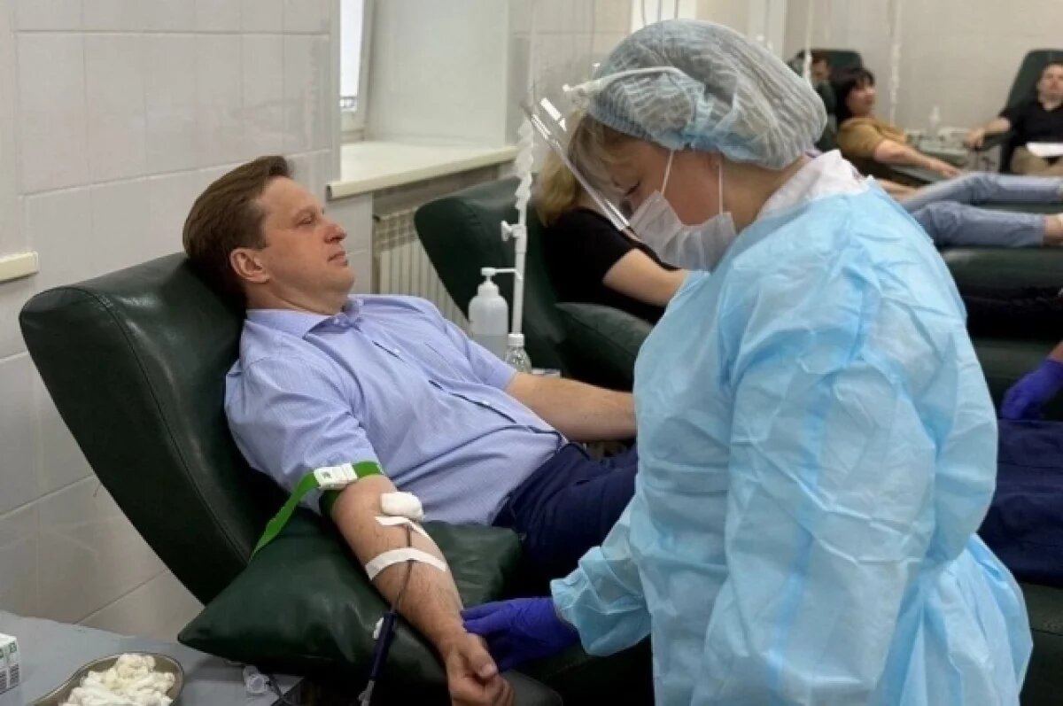    Глава алтайского Минздрава сдал кровь накануне Дня донора