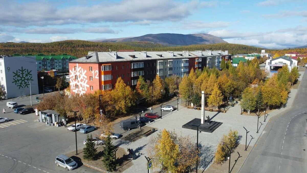 Центр Харпа: дома, горы, золотая осень.