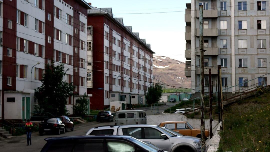 Дома на фоне сопок. Суровая гармония.