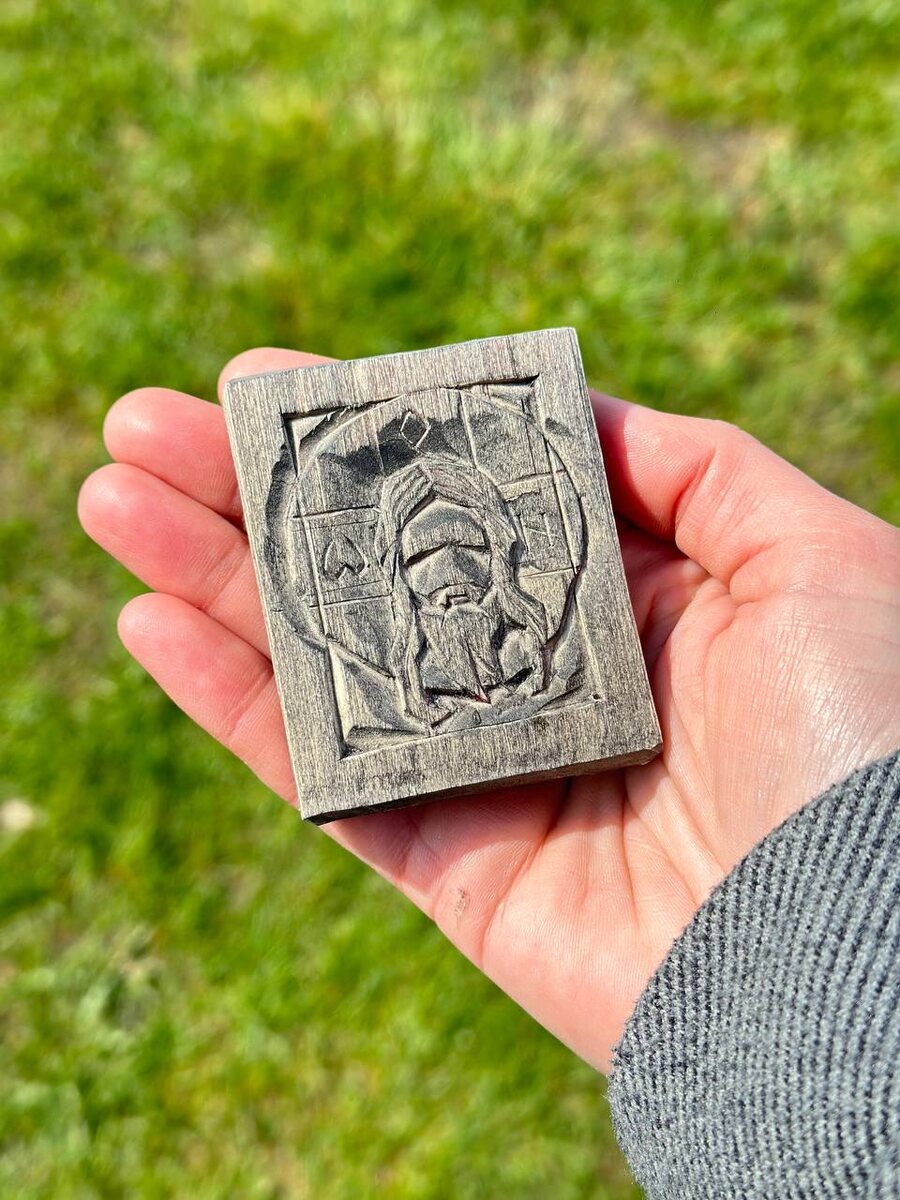 Совсем невелика по размеру икона