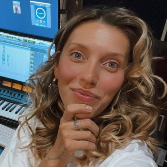     Сегодня 35 лет Регине Тодоренко