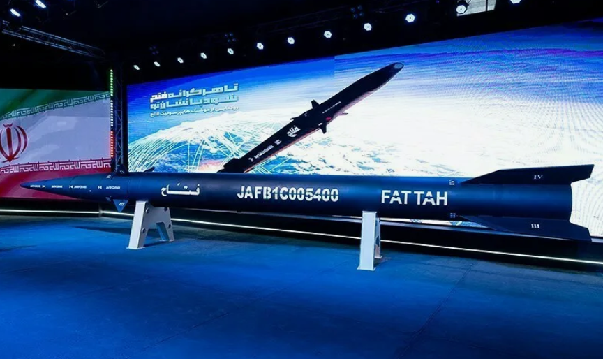 Иранская гиперзвуковая ракета "Фаттах" на презентации КСИР в июне 2023 года. Сегодня это одна из наиболее применяемых ракет такого класса. 
