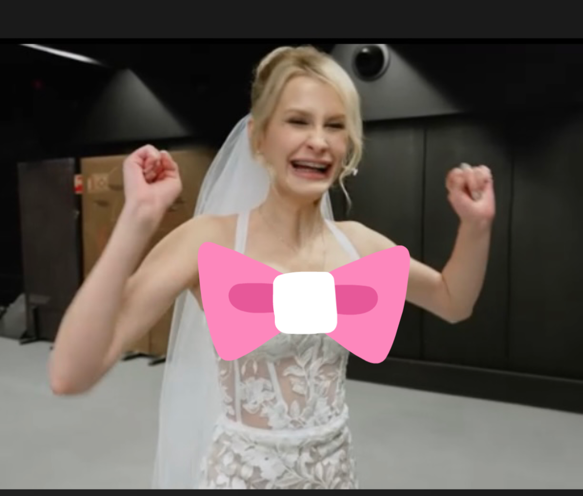 Мне даже пришлось ее слегка прикрыть бантиком, а то Дзен - приятель очень строгих правил😂