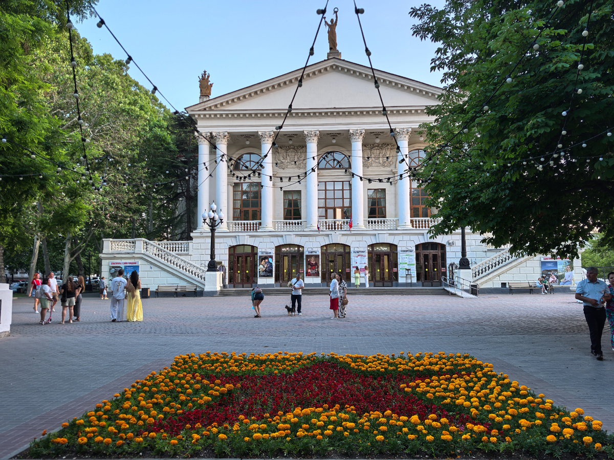 Специально сделала фото так, чтобы хорошо было видно клумбу. Цветы выросли и уже четко видна звезда.