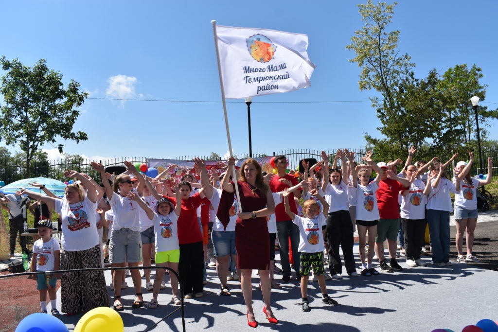     Праздник открывали гимном центра «МногоМамы». Фото Елены Крестьяновой, «ТАМАНЬ»