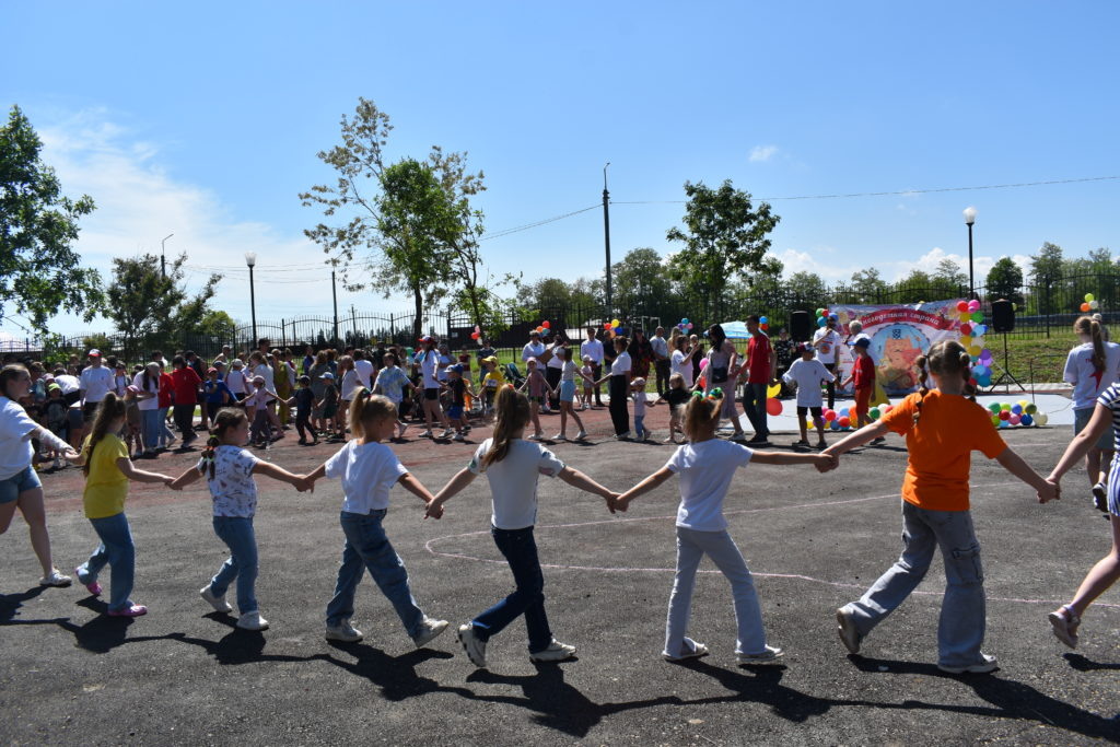    Дети играли, участвовали в конкурсах.