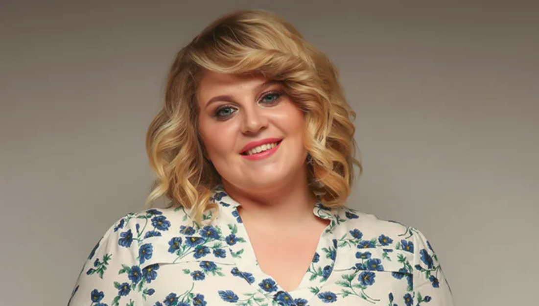 Теплая блузка к теплой внешности - отличный пример. И пусть тут "бабушкин" немодный цветочек, этой девушке он подходит на все 100 %