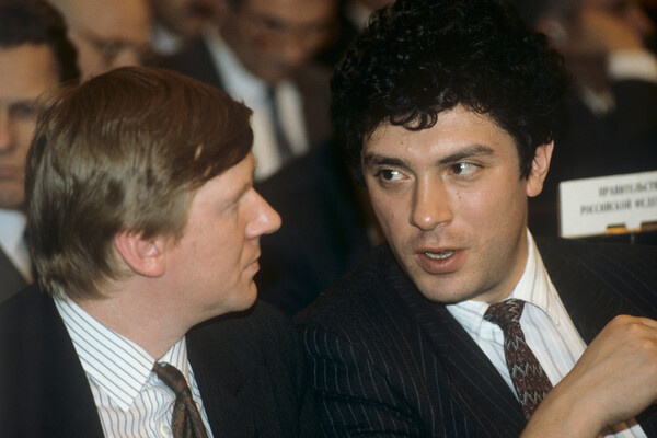    Вице-премьер правительства России, председатель Госкомимущества РФ Анатолий Чубайс и губернатор Нижегородской области Борис Немцов на XVIII внеочередном съезде народных депутатов РФ, 1993 год / Борис Бабанов/РИА Новости