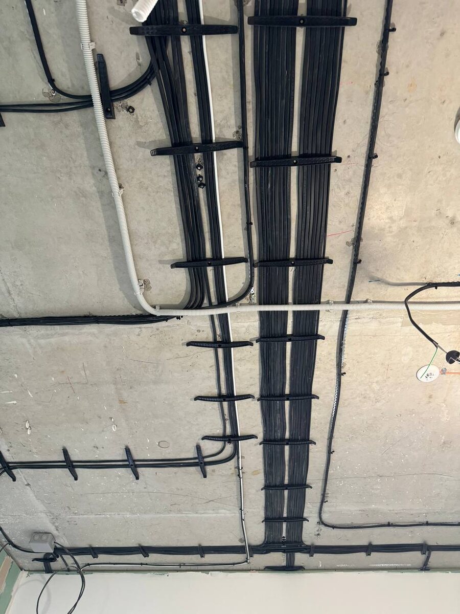 Монтаж кабеля на кабельные зажимы 