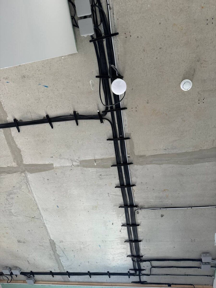 Монтаж кабеля на кабельные зажимы 