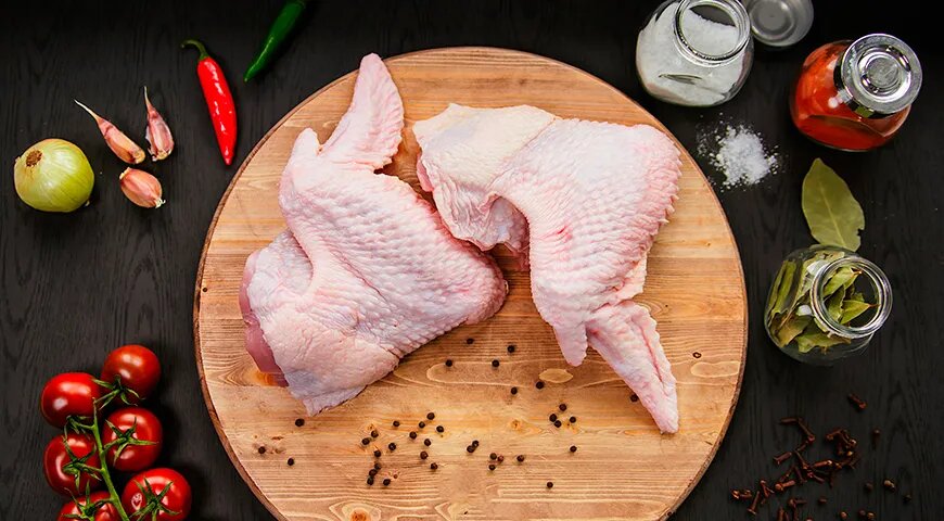   Крылья индейки довольно жирные, поэтому растительное масло в маринад добавлять необязательно (Shutterstock/FOTODOM)