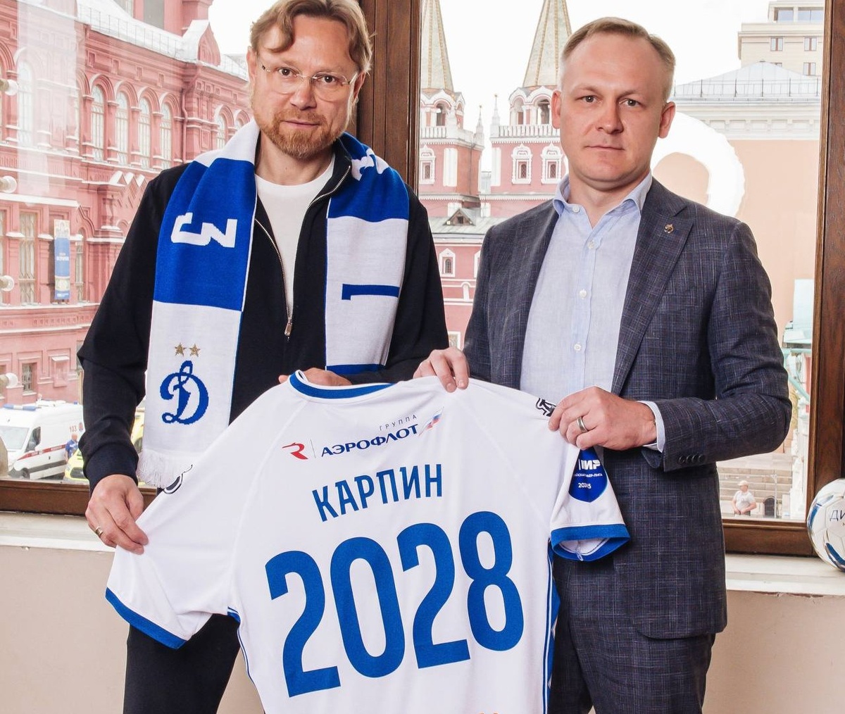 Валерий Карпин подписался с «Динамо» до 2028 года, рядом с ним - генеральный директор клуба Павел Пивоваров, бывший топ-менеджер «Зенита»  