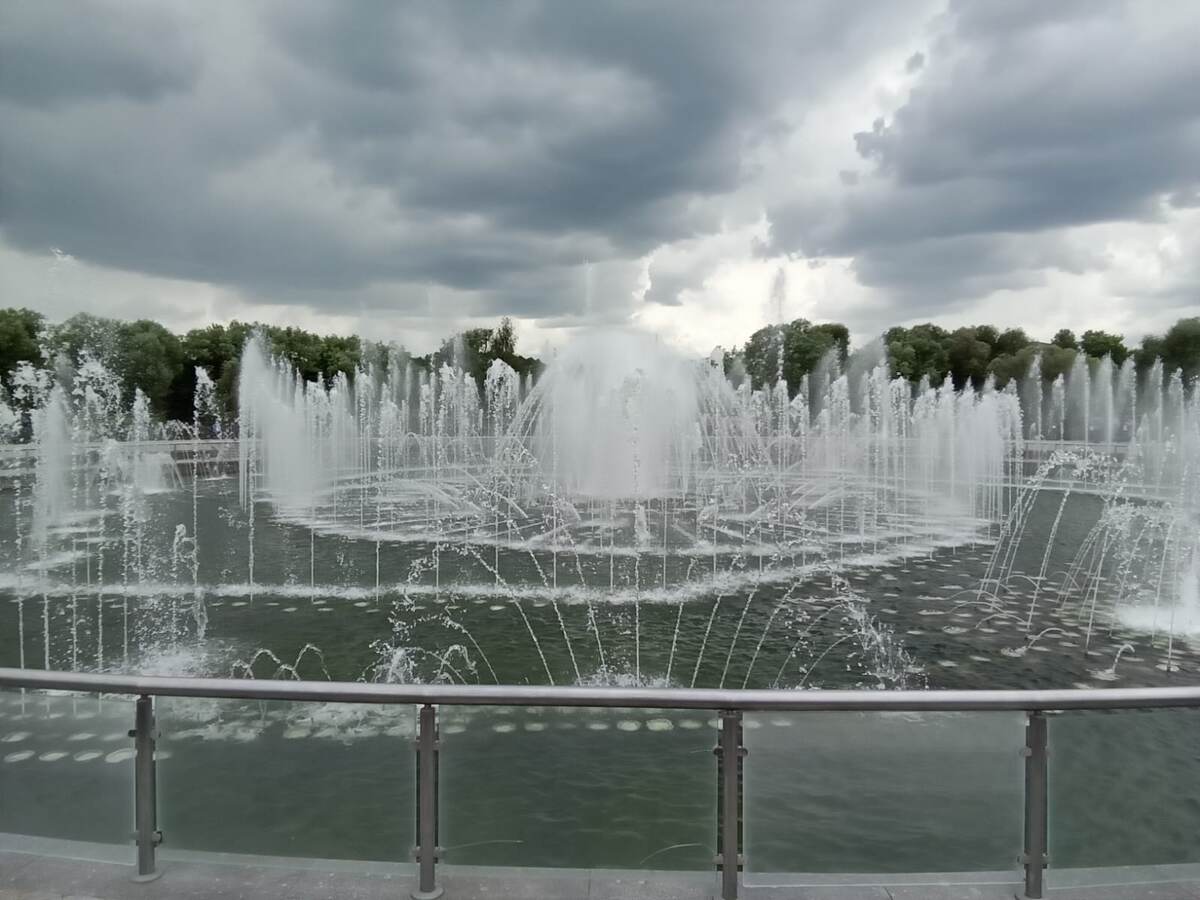 "Танцующие" фонтаны в Царицыно. Кроме потрясающего зрелища водных струй ещё и классическая музыка звучит