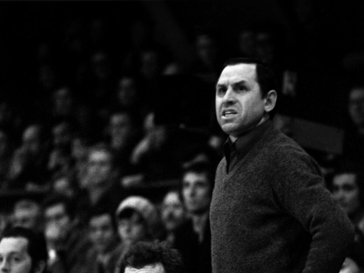    Тренер сборной команды СССР по баскетболу Владимир Петрович Кондрашин. Тренер В. П. Кондрашин и баскетболист Александр Белов (центровой команды "Спартак", Ленинград ) во время игры.© РИА Новости / Борис Уткин