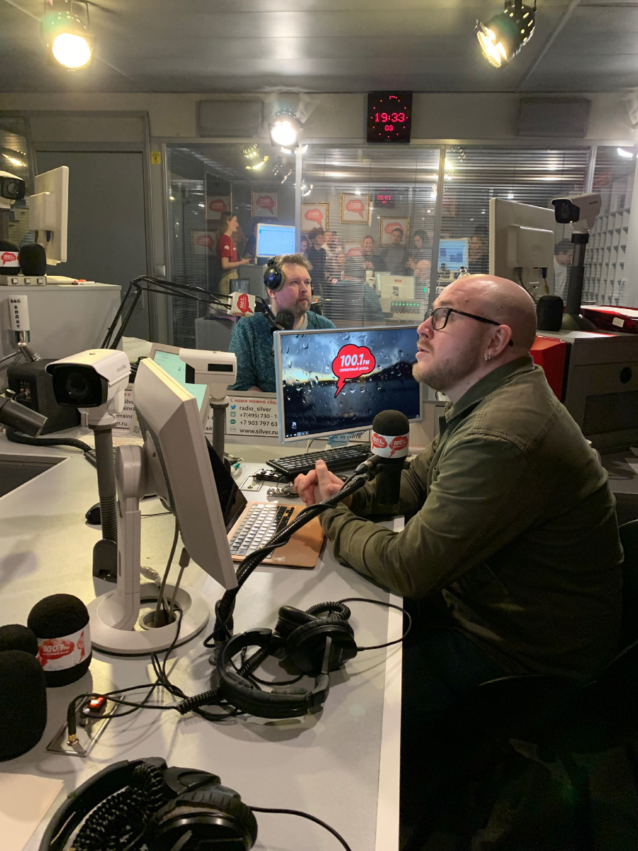 Во время рекламной паузы зашли в студию