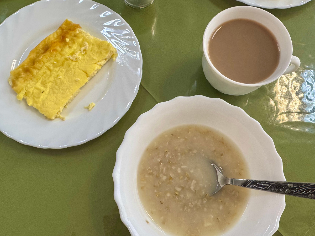 Каши всегда были две на выбор: вот такая овсяная на воде и какая-то молочная. Редко варили манную. Я на это обратила внимание, потому что моя дочь есть только манную, я же люблю любые каши, вот даже на воде попробовала. В некоторых санаториях после просьбы чаще варить манную кашу, её варят дополнительно. Также бывали вкусные омлеты и часто на завтрак какао.